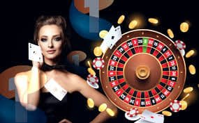 Layar Live Blackjack peluang 77 menampilkan meja dengan dealer dan pemain lain secara real-time